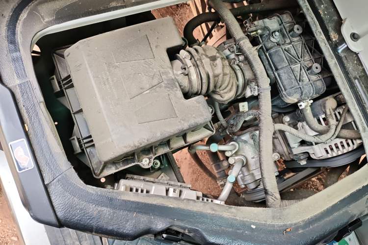 Used Jinbei Hiace X30 2024 1.5L Wealthy-Style Passenger Van 5/6/7 Seater Engine Bay Right
