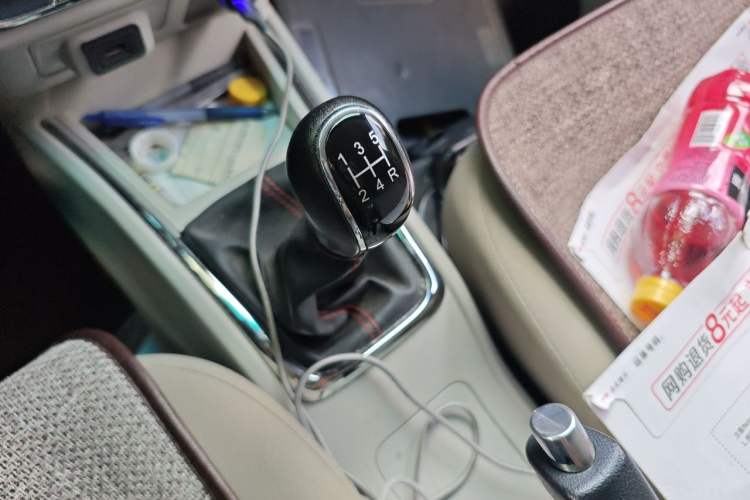 Used Jinbei Hiace X30 2024 1.5L Wealthy Van Model 2/5 Seats with Front-Mounted Air Conditioning Gear Lever