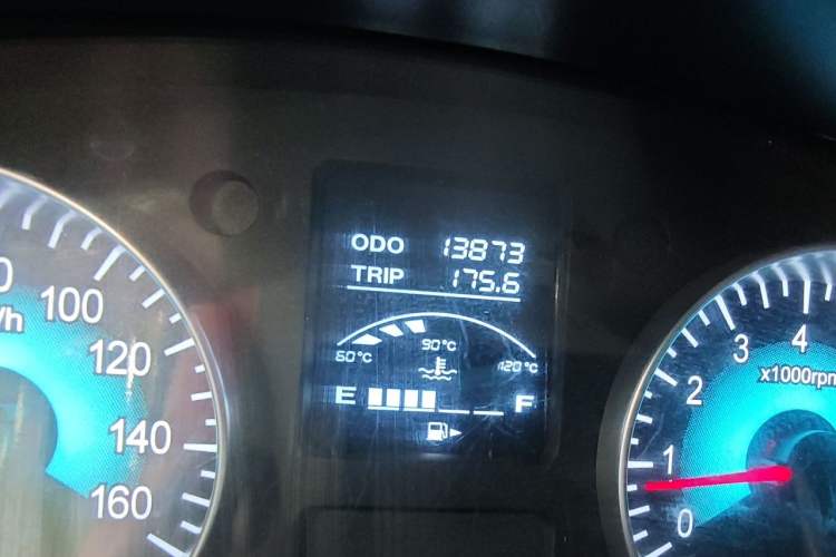 Used Jinbei Hiace X30 2024 1.5L Wealthy Van Model 2/5 Seats with Front-Mounted Air Conditioning Odometer Close Up