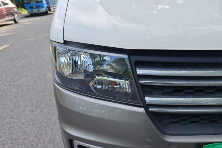 Used Jinbei Hiace X30 2024 1.5L Wealthy Van Model 2/5 Seats with Front-Mounted Air Conditioning Right Front Headlight