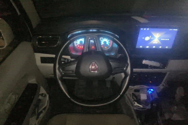 Used Jinbei Hiace X30 2024 1.5L Wealthy-Style Passenger Van 5/6/7 Seater Steering Wheel