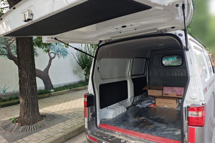 Used Jinbei Hiace X30 2024 1.5L Wealthy Van Model 2/5 Seats with Front-Mounted Air Conditioning Trunk
