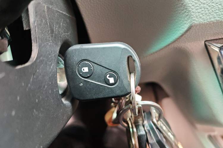 Used Jinbei Hiace X30 2024 1.5L Wealthy-Style Passenger Van 5/6/7 Seater Vehicle Key