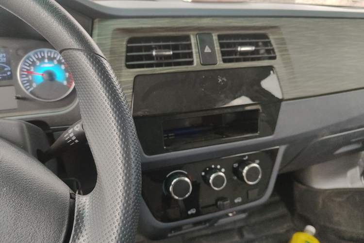 Used Jinbei Hiace X30 2024 1.5L Champion Edition Passenger Vehicle 5/6/7 Seats Audio And AC Panel