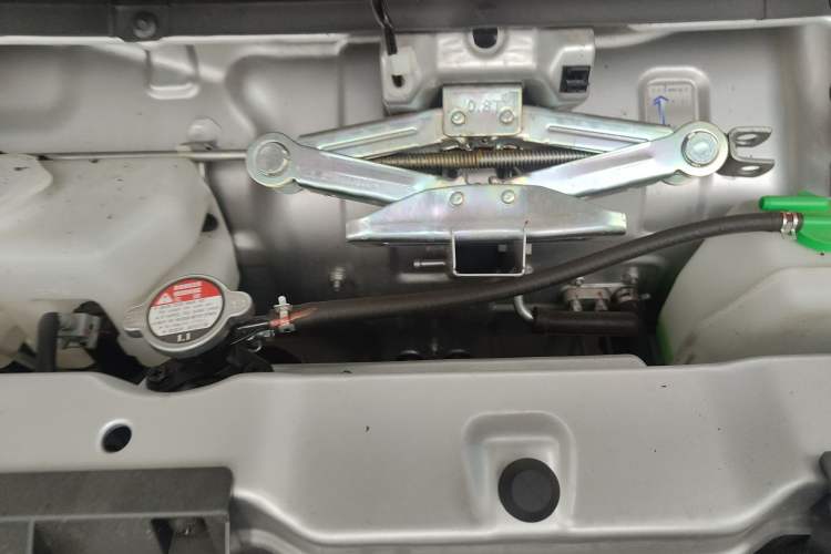 Used Jinbei Hiace X30 2024 1.5L Champion Edition Passenger Vehicle 5/6/7 Seats Engine Bay