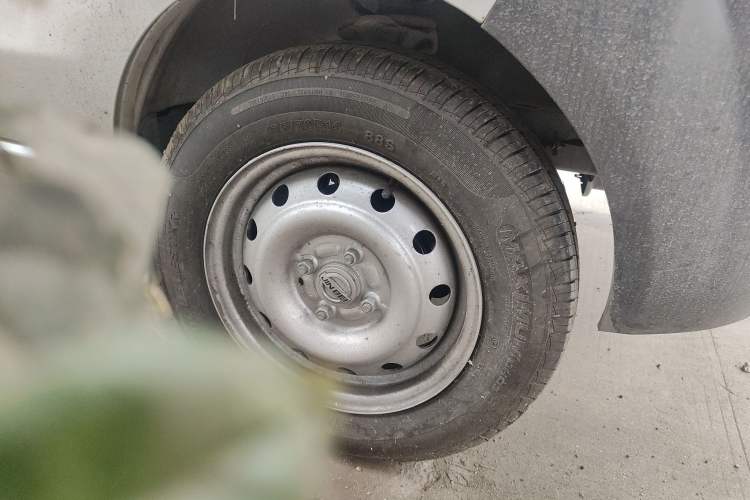 Used Jinbei Hiace X30 2024 1.5L Champion Edition Passenger Vehicle 5/6/7 Seats Right Front Wheel Hub