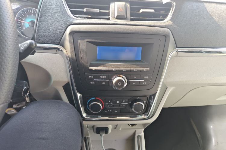 Used Jinbei Hiace X30 2024 1.5L Wealthy-Style Passenger Van 5/6/7 Seater Audio And AC Panel