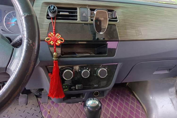 Used Jinbei Hiace X30 2024 1.5L Wealthy-Style Passenger Van 5/6/7 Seater with Front-Mounted Air Conditioning Audio And AC Panel