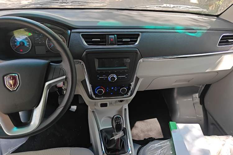 Used Jinbei Hiace X30 2024 1.5L Champion Edition Passenger Vehicle 5/6/7 Seats Audio And AC Panel