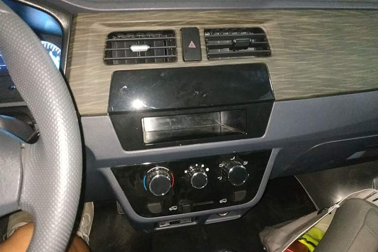 Used Jinbei Hiace X30 2024 1.5L Champion Edition Passenger Vehicle 5/6/7 Seats Audio And AC Panel