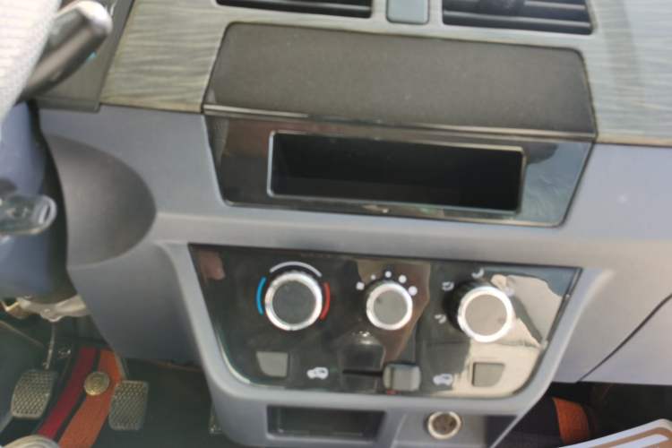 Used Jinbei Hiace X30 2024 1.5L Champion Edition Passenger Vehicle 5/6/7 Seats Audio And AC Panel