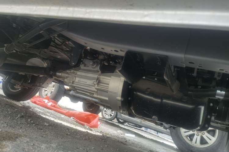 Used Jinbei Hiace X30 2024 1.5L Champion Edition Passenger Vehicle 5/6/7 Seats Chassis Front Right