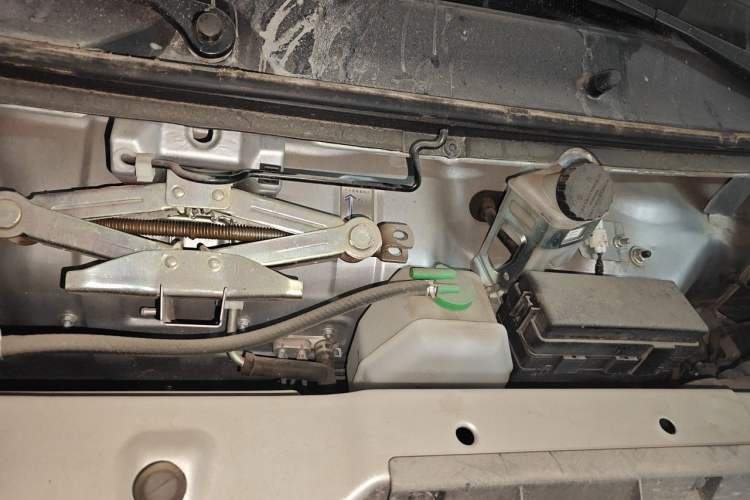 Used Jinbei Hiace X30 2024 1.5L Champion Van 2/5 Seats Engine Bay Left