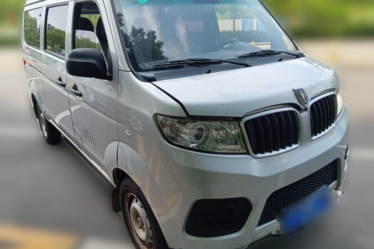Used Jinbei Hiace X30 2024 1.5L Wealthy-Style Passenger Van 5/6/7 Seater with Front-Mounted Air Conditioning Front Right 45 Deg