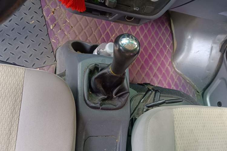 Used Jinbei Hiace X30 2024 1.5L Wealthy-Style Passenger Van 5/6/7 Seater with Front-Mounted Air Conditioning Gear Lever