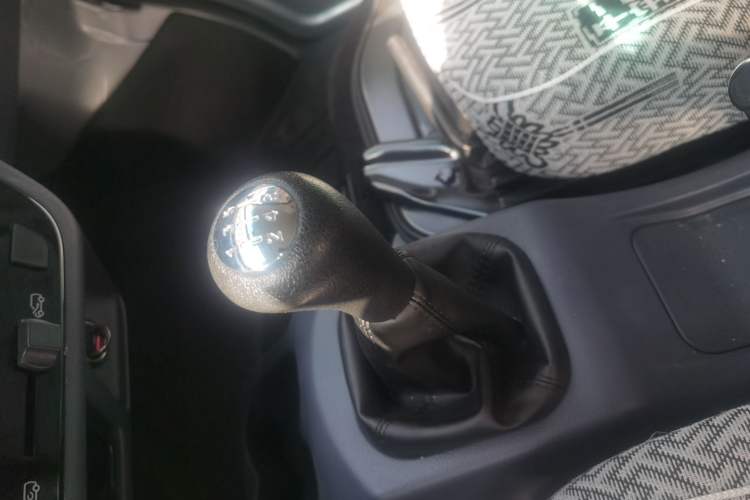 Used Jinbei Hiace X30 2024 1.5L Champion Edition Passenger Vehicle 5/6/7 Seats Gear Lever