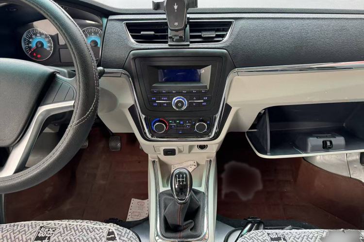Used Jinbei Hiace X30 2024 1.5L Champion Edition Passenger Vehicle 5/6/7 Seats Gear Lever