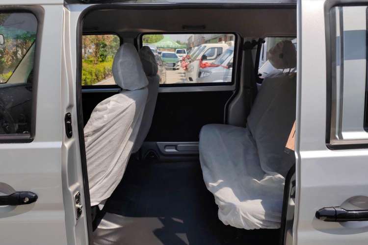 Used Jinbei Hiace X30 2024 1.5L Wealthy-Style Passenger Van 5/6/7 Seater Interior 1