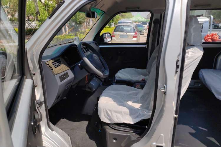 Used Jinbei Hiace X30 2024 1.5L Wealthy-Style Passenger Van 5/6/7 Seater Interior 2