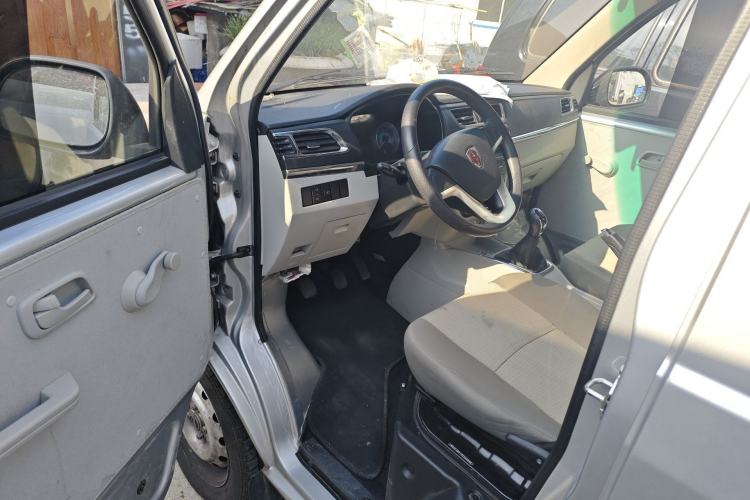 Used Jinbei Hiace X30 2024 1.5L Wealthy-Style Passenger Van 5/6/7 Seater Interior 3