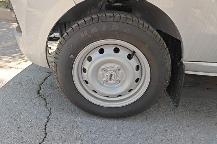 Used Jinbei Hiace X30 2024 1.5L Champion Edition Passenger Vehicle 5/6/7 Seats Left Front Wheel Hub