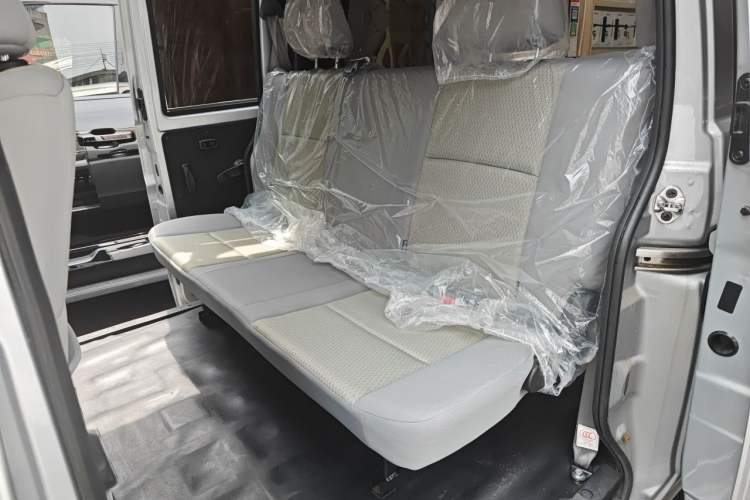 Used Jinbei Hiace X30 2024 1.5L Champion Edition Passenger Vehicle 5/6/7 Seats Left Rear Seat