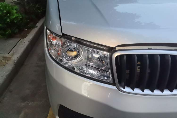 Used Jinbei Hiace X30 2024 1.5L Champion Edition Passenger Vehicle 5/6/7 Seats Right Front Headlight