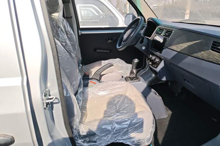 Used Jinbei Hiace X30 2024 1.5L Champion Edition Passenger Vehicle 5/6/7 Seats Right Front Seat