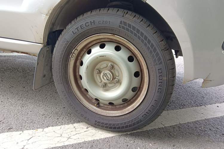 Used Jinbei Hiace X30 2024 1.5L Wealthy-Style Passenger Van 5/6/7 Seater with Front-Mounted Air Conditioning Right Front Wheel Hub