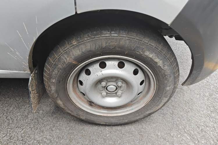 Used Jinbei Hiace X30 2024 1.5L Champion Edition Passenger Vehicle 5/6/7 Seats Right Front Wheel Hub