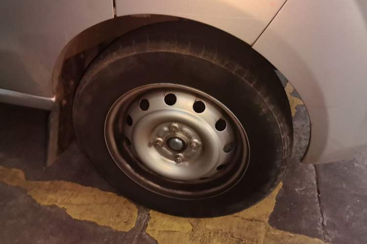 Used Jinbei Hiace X30 2024 1.5L Champion Edition Passenger Vehicle 5/6/7 Seats Right Front Wheel Hub