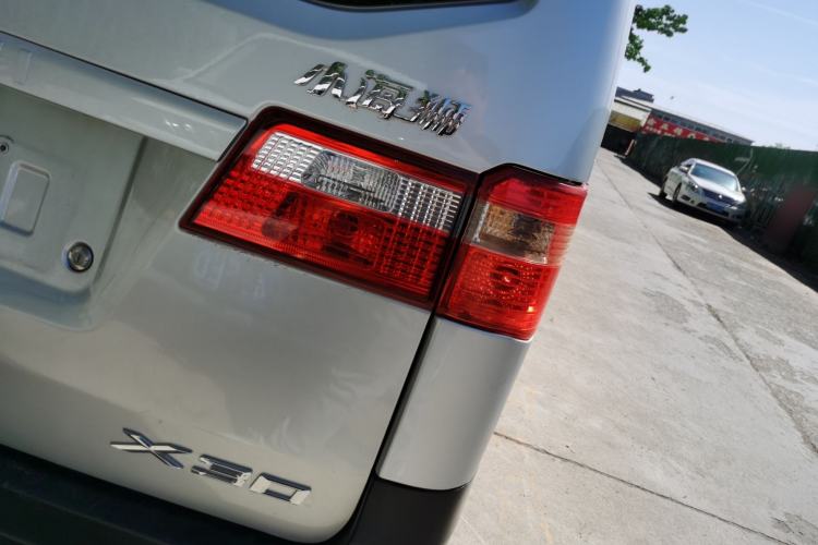 Used Jinbei Hiace X30 2024 1.5L Champion Edition Passenger Vehicle 5/6/7 Seats Right Rear Taillight