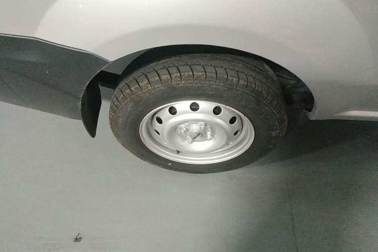 Used Jinbei Hiace X30 2024 1.5L Champion Edition Passenger Vehicle 5/6/7 Seats Right Rear Wheel Hub