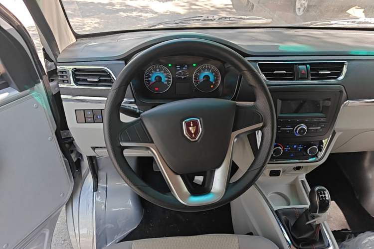 Used Jinbei Hiace X30 2024 1.5L Champion Edition Passenger Vehicle 5/6/7 Seats Steering Wheel