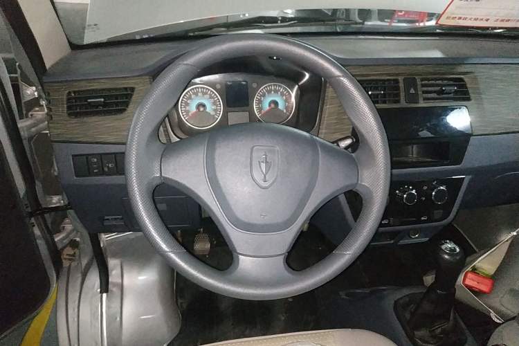 Used Jinbei Hiace X30 2024 1.5L Champion Edition Passenger Vehicle 5/6/7 Seats Steering Wheel