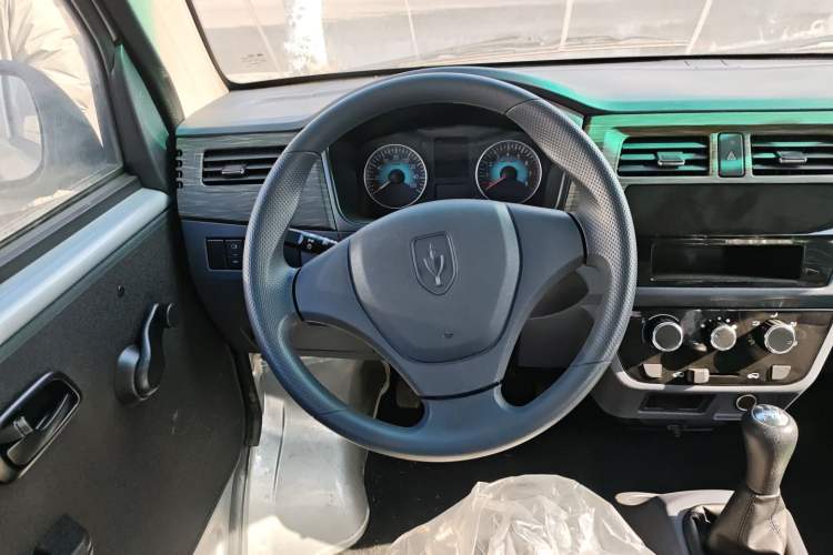 Used Jinbei Hiace X30 2024 1.5L Champion Edition Passenger Vehicle 5/6/7 Seats Steering Wheel