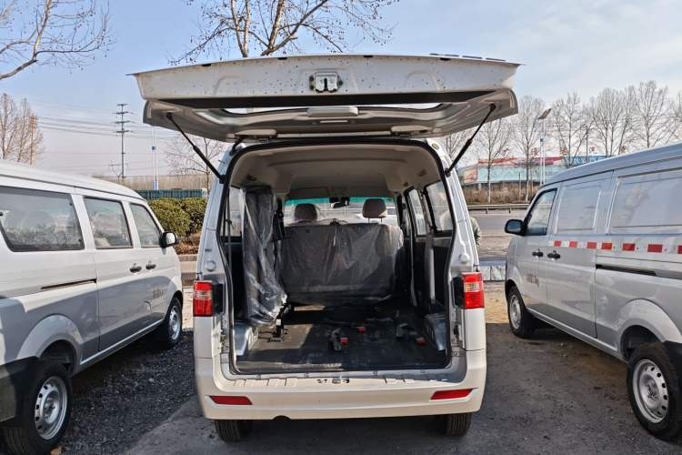 Used Jinbei Hiace X30 2024 1.5L Champion Edition Passenger Vehicle 5/6/7 Seats Trunk