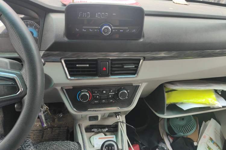 Used Jinbei Hiace X30 2024 1.5L Wealthy-Style Passenger Van 5/6/7 Seater with Front-Mounted Air Conditioning Audio And AC Panel