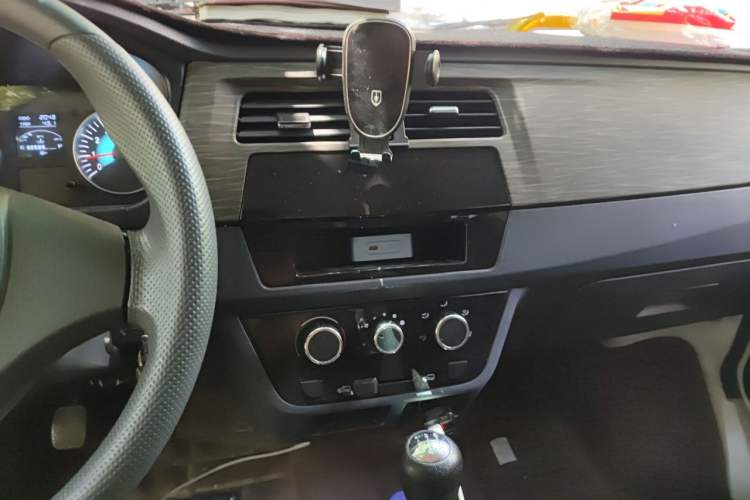 Used Jinbei Hiace X30 2024 1.5L Champion Edition Passenger Vehicle 5/6/7 Seats Audio And AC Panel