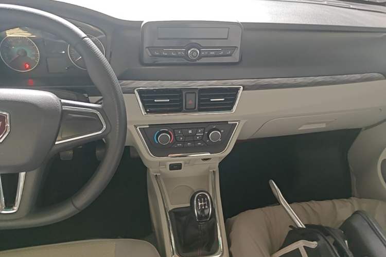 Used Jinbei Hiace X30 2024 1.5L Wealthy-Style Passenger Van 5/6/7 Seater with Front-Mounted Air Conditioning Audio And AC Panel