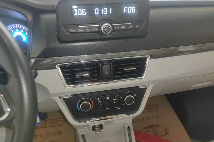 Used Jinbei Hiace X30 2024 1.5L Wealthy-Style Passenger Van 5/6/7 Seater Audio And AC Panel