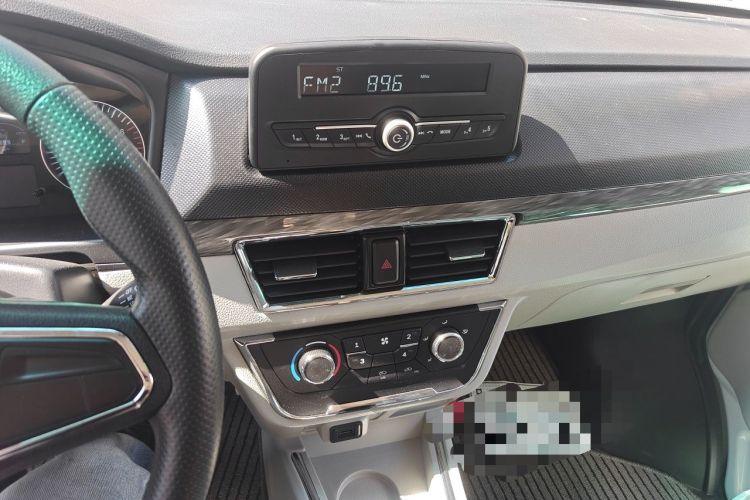 Used Jinbei Hiace X30 2024 1.5L Wealthy-Style Passenger Van 5/6/7 Seater Audio And AC Panel