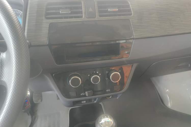 Used Jinbei Hiace X30 2024 1.5L Champion Edition Passenger Vehicle 5/6/7 Seats Audio And AC Panel
