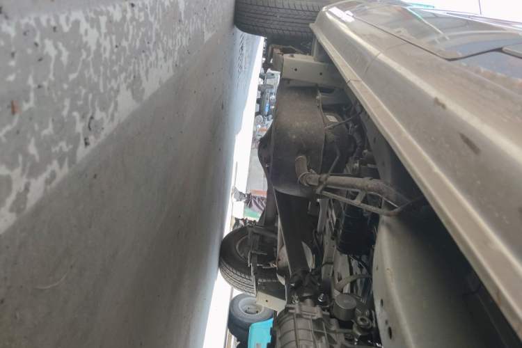 Used Jinbei Hiace X30 2024 1.5L Wealthy Van Model 2/5 Seats with Front-Mounted Air Conditioning Chassis Front Right