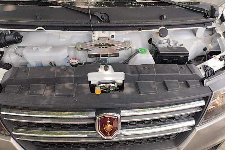 Used Jinbei Hiace X30 2024 1.5L Wealthy-Style Passenger Van 5/6/7 Seater Engine Bay