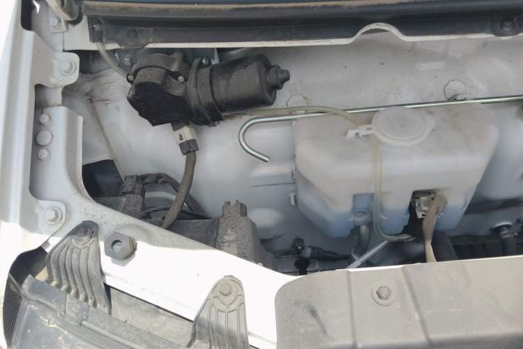 Used Jinbei Hiace X30 2024 1.5L Wealthy Van Model 2/5 Seats with Front-Mounted Air Conditioning Engine Bay Right