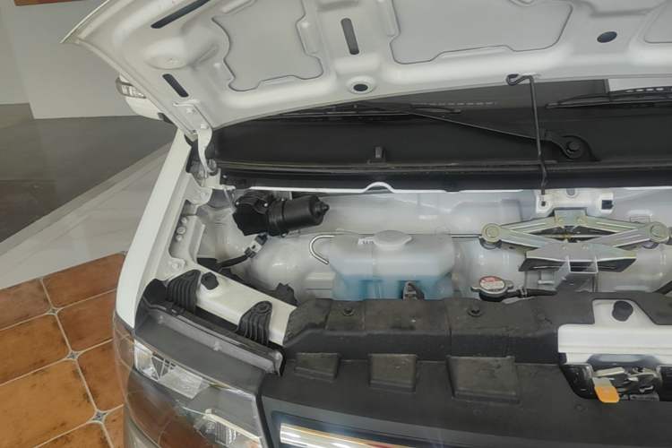 Used Jinbei Hiace X30 2024 1.5L Wealthy-Style Passenger Van 5/6/7 Seater Engine Bay Right