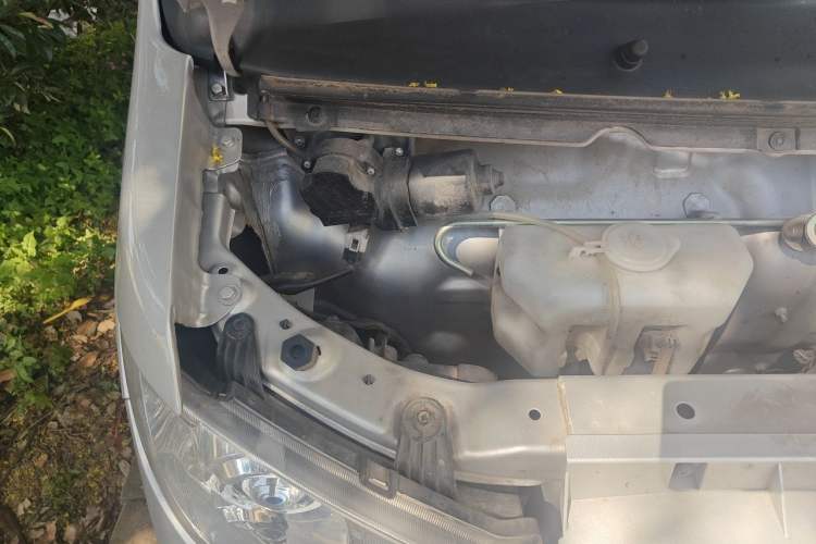Used Jinbei Hiace X30 2024 1.5L Champion Van 2/5 Seats Engine Bay Right