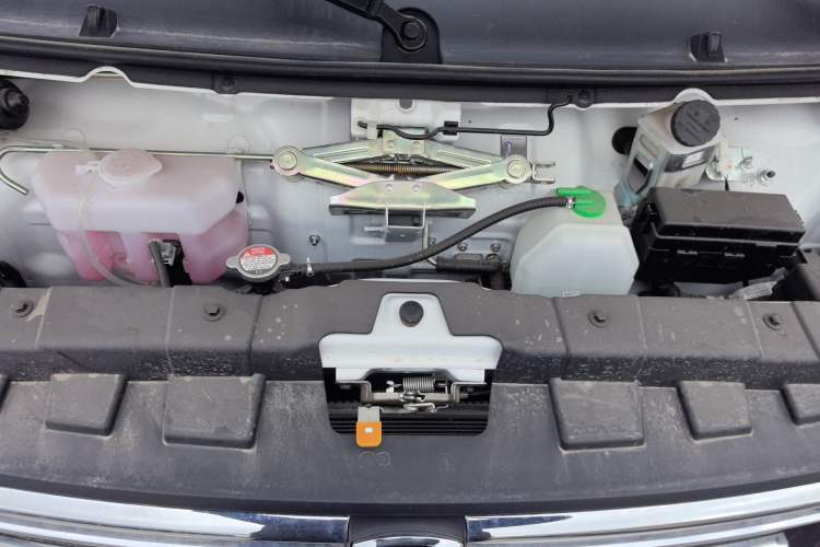 Used Jinbei Hiace X30 2024 1.5L Wealthy-Style Passenger Van 5/6/7 Seater Engine Bay