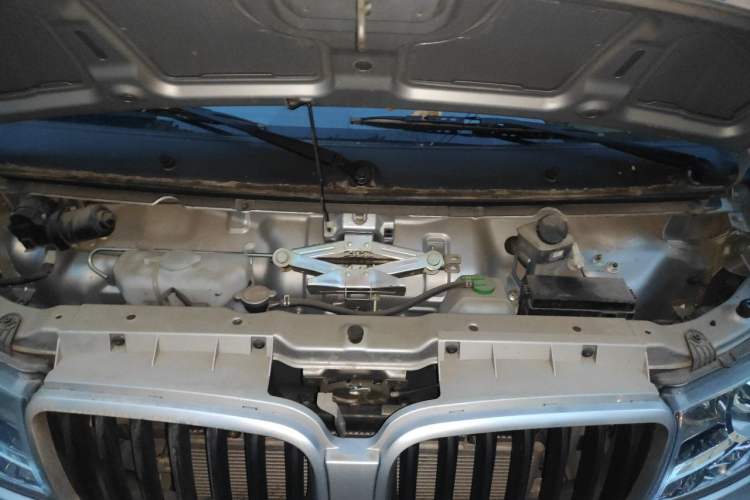 Used Jinbei Hiace X30 2024 1.5L Champion Edition Passenger Vehicle 5/6/7 Seats Engine Bay
